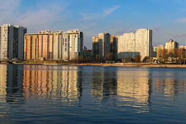 Kyiv 'deki Dinyeper Nehri' nin kıyısındaki modern lüks gökdelenler. Camdan, çelikten ve betondan modern mimari kavramı. Dnipro Nehri 'nin kıyısındaki yüksek katlı yeni moda evler.