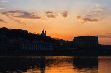 Nehir Limanı binası ve diğer tarihi binalarla Poshtova Meydanı 'nın muhteşem günbatımı manzarası. Dnipro Nehri 'nin seti. Dramatik renkli gün batımı.