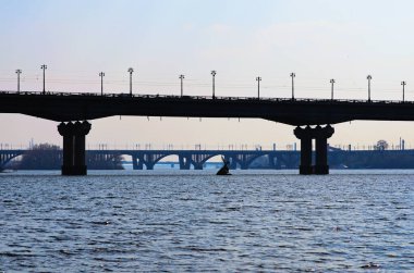 Arkasında ünlü Paton Köprüsü ve kemerli Demiryolu Köprüsü var. Dnipro Nehri 'nin resimli bahar manzarası. Kyiv, Ukrayna.