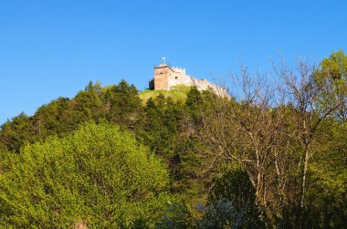 Tepenin tepesindeki antik Kremenets şatosunun kalıntılarının resimli manzarası. Ünlü turistik yer ve romantik seyahat yeri. Kremenetler, Ternopil ili, Ukrayna.