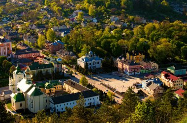 Kremenets, Ukrayna-10 Mayıs 2021: Kremenets 'in günbatımında gün batımı manzarası. Bona dağından hava manzarası. Seyahat ve turizm kavramı.