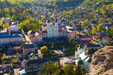 Loyola ve Stanislaus Kostka kilisesinin (eski Cizvit Kolejinin) antik Aziz Ignatius görüşü. Pawel Gizycki tarafından tasarlanan ve 1731-1745 yılları arasında inşa edilen Cizvit Katolik Kilisesi. Kremenetler.