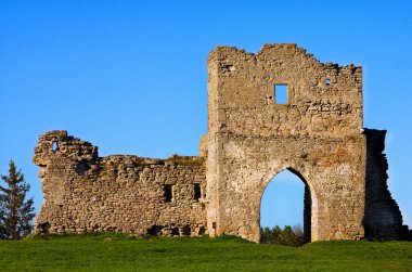 Eski bir Krements şatosunun kalıntıları. Mavi gökyüzüne karşı savunma duvarı ve kale kulesinin bir parçası. Manzaralı bahar günbatımı. Kremenetler, Ternopil ili, Ukrayna.