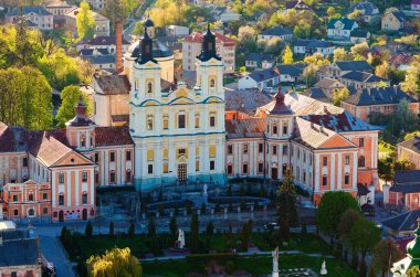 Loyola ve Stanislaus Kostka Kilisesi 'nden (eski Cizvit Kolejinden) Aziz Ignatius' un yakın plan görüntüsü. Cizvit Roma Katolik Kilisesi, Pawel Gizycki tarafından tasarlandı. Günbatımı resimli bahar manzarası. Kremenets.