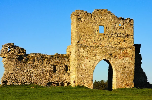 Eski bir Krements şatosunun harabelerine yakın çekim görüntüsü. Mavi gökyüzüne karşı savunma duvarı ve kale kulesinin bir parçası. Manzaralı bahar günbatımı. Kremenetler, Ternopil ili, Ukrayna.