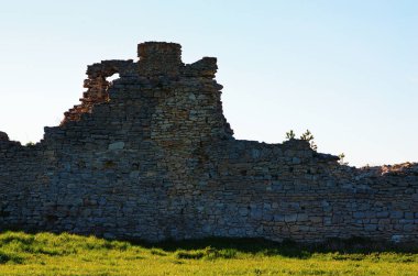 Antik Krements kalesindeki savunma duvarının yakın görüntüsü. Güzel bir bahar akşamı. Arka planda mavi gökyüzü. Kremenets 'teki Bona Dağı, Ternopil ili, Ukrayna.