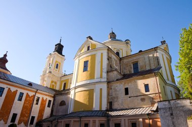 Loyola ve Stanislaus Kostka Kilisesi 'nden (eski Cizvit Koleji) eski Aziz Ignatius manzarası. Pawel Gizycki tarafından tasarlanan ve 1731-1745 yılları arasında inşa edilen Cizvit Katolik Kilisesi. Kremenetler, Ukrayna.