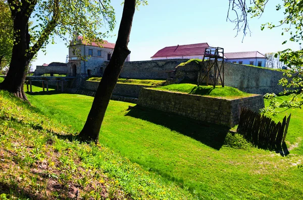 Schöne Landschaftsaufnahme Der Mittelalterlichen Burg Zbarazh Frühlingsmorgen Berühmter Touristenort Und — Stockfoto