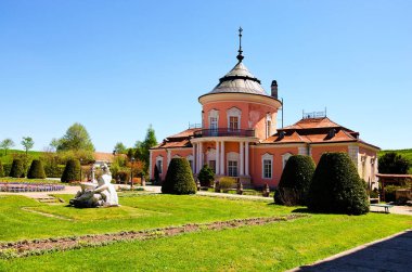 Antik Zolochiv Kalesi 'nin manzarası. Kale 1634-36 yılları arasında Jakub Sobieski tarafından inşa edilmiştir. Çin Sarayı, leylak renginde, tek katlı kanatlarla çevrili, daha sonra eklenmiştir..