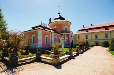 Zolochiv kalesinin manzarası. Leylak renginde, bir katlı kanatlarla çevrili Çin Sarayı, John III 'ün Fransız doğumlu eşi Kraliçe Marie' ye hediyesi olarak eklendi..