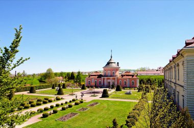 Güneşli bahar gününde antik Zolochiv şatosunun hava manzarası. Ön bahçesi ve eski kalesi olan harika bir Çin Sarayı. Ünlü turistik yer ve romantik seyahat merkezi..