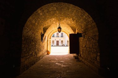 Zbarazh, Ukrayna-11 Mayıs 2021: Ortaçağ Zbarazh kataloğunun manzaralı manzarası. Taş sınırı. Doğal çerçeve. Ünlü turistik yer ve romantik seyahat merkezi..