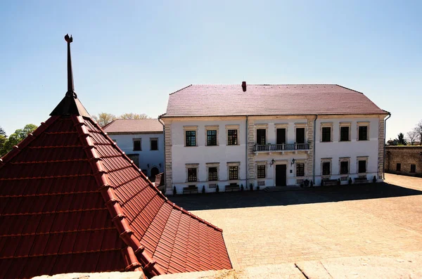 2021年5月11日 晴れた春の日に建物や前庭と古代ザバラ城の空中広角風景 壁からの眺め 旅行と観光のコンセプト — ストック写真