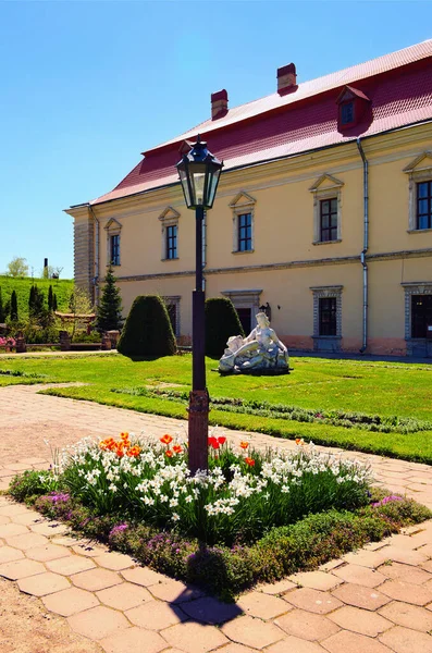 Zolochiv城堡前院旧路灯的详细视图 春花点缀的灯笼 浪漫而和平的场景 Zolochiv 乌克兰 — 图库照片