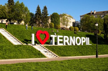 Ternopil, Ukrayna-11 Mayıs 2021: Tabeladaki yazı: Ternopil 'i seviyorum. Batı Ukrayna 'da bir şehirdir. Göl kıyısında güzel beyaz harfler. Yerel halk arasında yürüyüş ve dinlenme için popüler hedef.