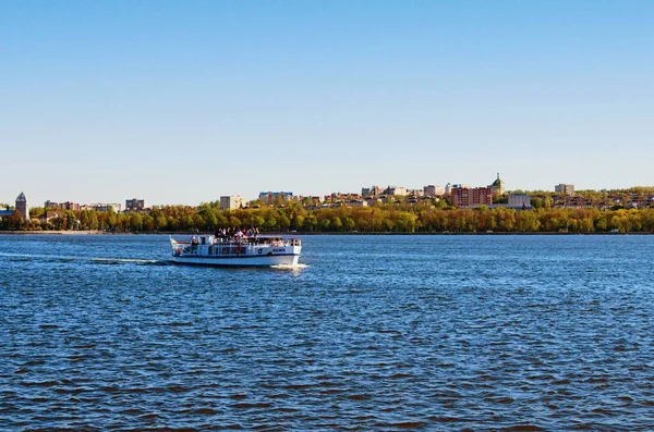 Ternopil Ukraina Maj 2021 Turistbåt Med Turister Seglar Sjön Staden — Stockfoto