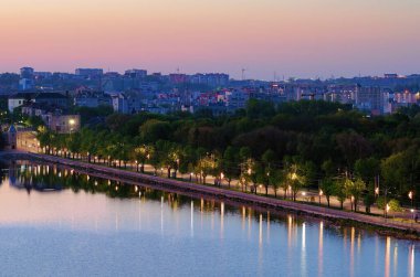 Ternopil Gölü manzaralı sabah manzarası seti, Taras Shevchenko Parkı ve bahar gündoğumu sırasındaki antik bina. Romantik ve huzurlu bir sahne. Ternopil, Ukrayna