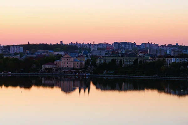 Vista Panorâmica Paisagem Matinal Lago Ternopil Com Aterro Parque Taras — Fotografia de Stock