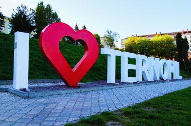Ternopil, Ukrayna-May12, 2021: Tabeladaki yazı: Ternopil 'i seviyorum. Batı Ukrayna 'da bir şehirdir. Göl kıyısında güzel beyaz harfler. Yerel halk arasında yürüyüş ve dinlenme için popüler hedef.