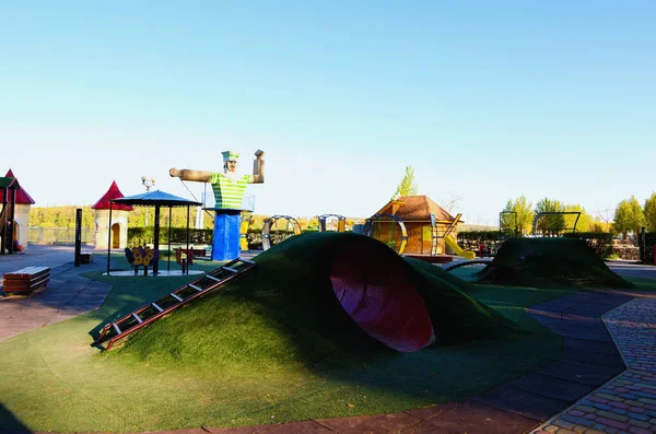 Vista Del Parco Giochi Bambini Moderno Colorato Vuoto Nel Parco — Foto Stock