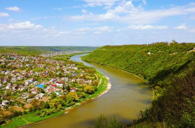Zalishchyky kasabasının ve Dnister Nehri 'nin olduğu kanyonun şaşırtıcı panoramik bahar manzarası. Ternopil bölgesi, Ukrayna. Doğa ve seyahat kavramı.