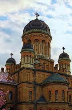 Bukovinian ve Dalmaçya Büyükşehir Konutları (Yuriy Fedkovych Chernivtsi Ulusal Üniversitesi) Eski Üç Hiyerarşik Kilisesi 'nin resimli görüntüsü. UNESCO Dünya Mirası Sitesi. Chernivtsi, Ukrayna.