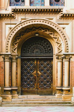 Bukovinian ve Dalmaçya Büyükşehir Üniversitesi 'nde (Chernivtsi Ulusal Üniversitesi) bulunan antik bir portal. UNESCO Dünya Mirası Alanı. Süslü giriş kapıları. Chernivtsi, Ukrayna