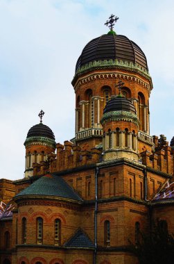 Bukovinian ve Dalmaçya Büyükşehir Konutları (Yuriy Fedkovych Chernivtsi Ulusal Üniversitesi) Antik Üç Hiyerarşik Kilisesi 'nin hayret verici manzarası. UNESCO Dünya Mirası Sitesi. Chernivtsi, Ukrayna.