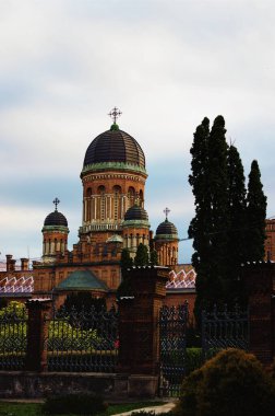 Bukovinian ve Dalmaçya Büyükşehir Konutları (Yuriy Fedkovych Chernivtsi Ulusal Üniversitesi) Antik Üç Hiyerarşik Kilisesi 'nin hayret verici manzarası. UNESCO Dünya Mirası Sitesi. Chernivtsi, Ukrayna.