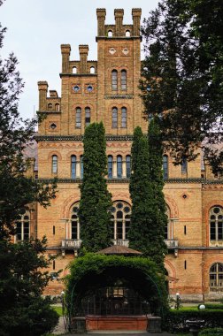 Bukovinian ve Dalmaçya Büyükşehir Konutları 'ndaki (Chernivtsi Ulusal Üniversitesi) antik kırmızı tuğla bina manzarası. UNESCO Dünya Mirası Bölgesi. Chernivtsi, Ukrayna.