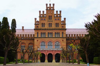 Bukovinian ve Dalmaçya Büyükşehir Üniversitesi 'nin (Chernivtsi Ulusal Üniversitesi) ön bahçesi olan ana binanın manzarası. UNESCO Dünya Mirası Alanı. Ünlü turistik yer ve romantik seyahat merkezi..