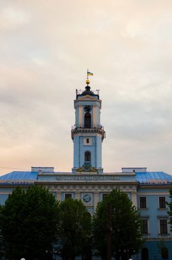 Chernivtsi, Ukrayna-12 Mayıs 2021: Çernivtsi 'deki antik bir belediye binasının güzel bahar manzarası fotoğrafı. Gökyüzü arkaplanı temiz. Seyahat ve turizm kavramı.