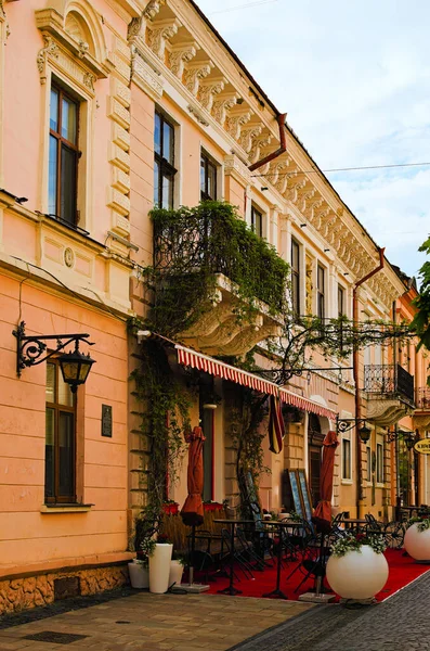 チェルニフツィ ウクライナ 2021年5月13日 閉鎖された通りのカフェと中世の建物の風光明媚なファサード オルガ コバリアンスカ通り Olga Kobylyanska Street はチェルニフツィの中心街の一つ ロイヤリティフリーのストック画像
