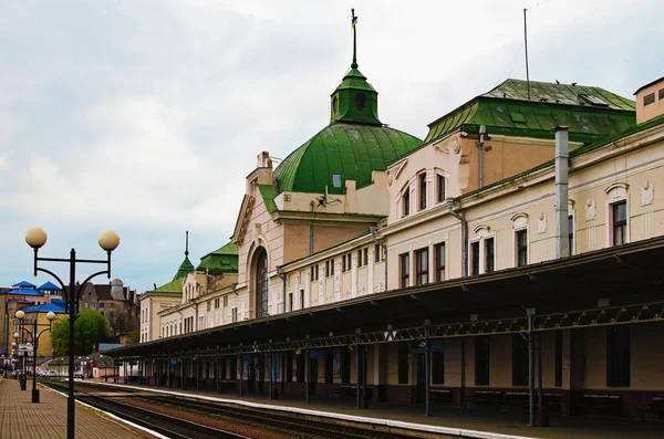 チェルニフツィ ウクライナ 2021年5月13日 チェルニフツィの主要鉄道駅の景観ビュー 鉄道のプラットフォーム グランドオープンは1909年11月30日 アール ヌーヴォー様式の建物 ストック画像