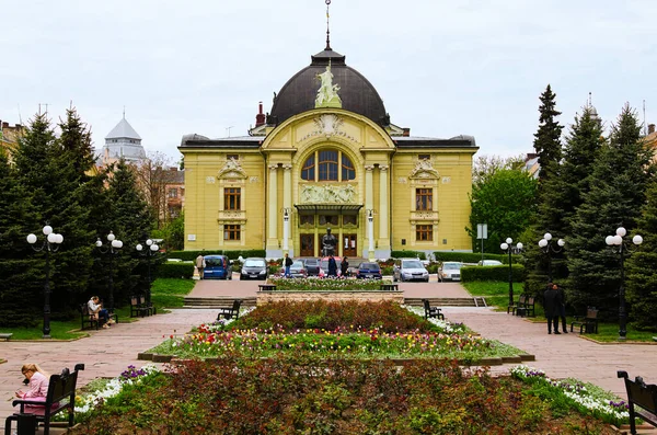 ウクライナのチェルニフツィ 2021年5月13日 チェルニフツィ市のオルガ コブリャンスカヤ学術地域ウクライナ音楽演劇の風景画 青空の背景 — ストック写真