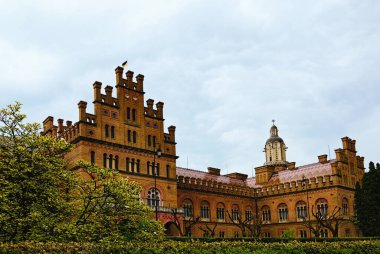 Chernivtsi Üniversitesi 'nin geniş açılı manzarası. İç bahçeli kadim kahverengi tuğla bina. UNESCO Dünya Mirası Alanı. Ünlü turistik yer ve romantik seyahat.