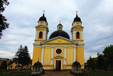 Chernivtsi, Ukrayna - 13 Mayıs 2021: Bulutlu gökyüzüne karşı Kutsal Ruh 'un antik katedralinin manzarası. Hıristiyan Ortodoks katedrali. Bahar sabahı manzarası.