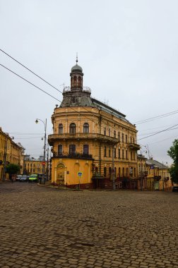 Chernivtsi, Ukrayna-14 Mayıs 2021: pitoresk sisli şehir manzarası. Gemi Evi adı verilen antik bina, şehirdeki en ünlü seyahat yerlerinden biridir. Bahar sisli sabahı.