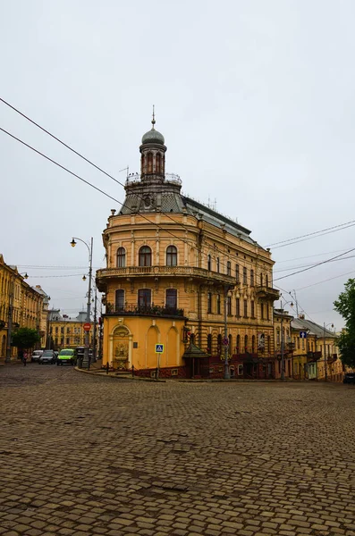 Chernivtsi Ucrania Mayo 2021 Pintoresco Paisaje Nebuloso Ciudad Antiguo Edificio —  Fotos de Stock