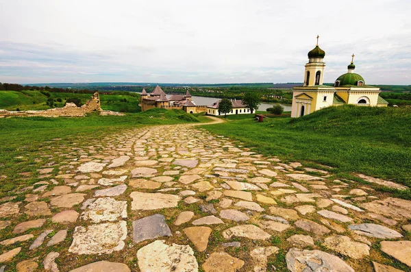 中世のKhotyn要塞への古代の石畳の道の詳細なビュー 広角の春景色 有名な観光地とロマンチックな旅行先 — ストック写真