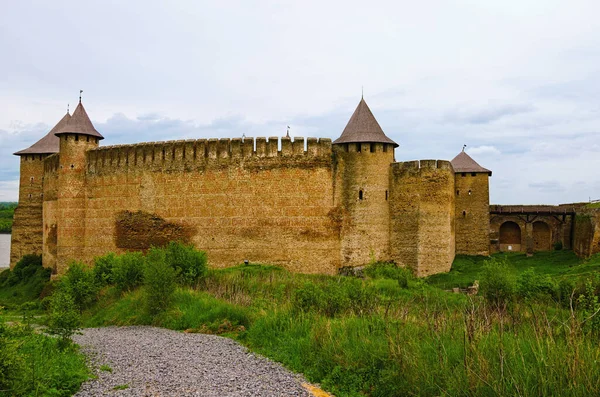 Erstaunliche Weitwinkel Landschaftsaufnahme Der Mittelalterlichen Burg Mit Hoher Steinmauer Und — Stockfoto