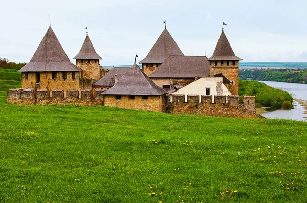 Живописный Вид Вершину Средневековой Крепости Огромные Каменные Стены Высокие Башни — стоковое фото