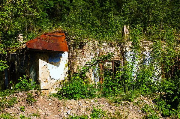 Toprak Bir Yolun Yakınındaki Terk Edilmiş Eski Kil Evlerin Kalıntılarının — Stok fotoğraf