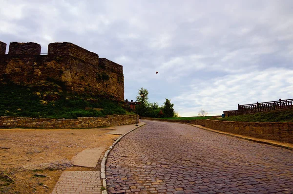 Picturesque Spring Landscape View Medieval Winding Cobblestone Road Defensive Wall — Stock Photo, Image