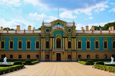 Kyiv, Ukrayna-Haziran 06, 2021: Mariinsky Sarayı 'nın Kyiv' deki dış görünüşü. Burası Ukrayna Cumhurbaşkanının resmi törensel ikametgahı. Ukraynalı Verkhovna Rada yakınlarındaki Barok tarzı bina.