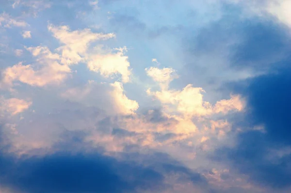 神奇的软云 美丽的天空 夕阳的天空 春天的天空令人惊叹 自然的天空组成 设计元素 春季海报的背景 — 图库照片