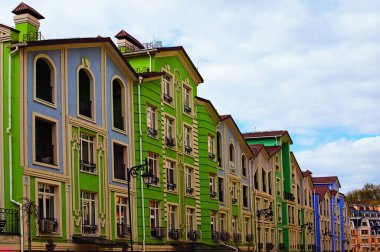 Mavi gökyüzüne karşı renkli binalar. Kyiv 'in antik kesimindeki modern mahalle. Vozdvizhenka 'da rahat bir cadde. 