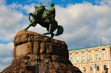 Kyiv 'deki Sofya Meydanı' nda Hetman Bohdan Khmelnitsky 'nin ayrıntılı manzara anıtı. Şehrin simgelerinden biri. Bahar güneşli öğleden sonra.