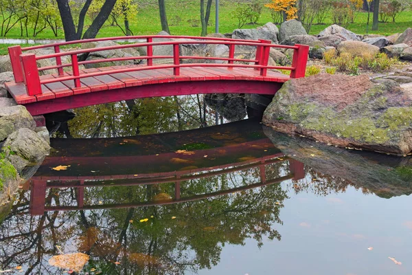 Красный Деревянный Мост Японском Саду Киотском Парке Киеве Мост Отражается — стоковое фото