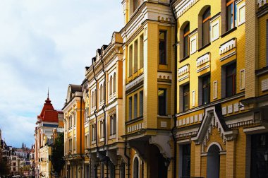 Güneşli bir günde tuğla duvar binaları. Kyiv şehir merkezindeki yeni mahallenin modern mimarisi. 